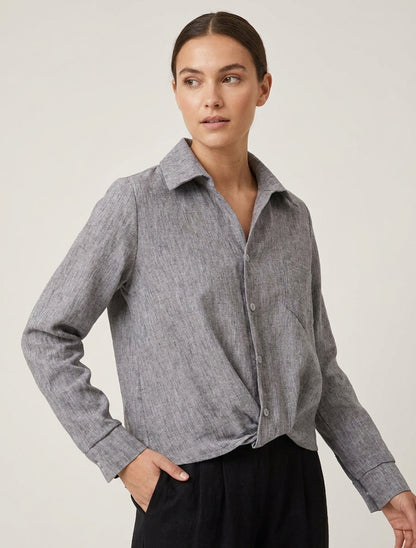 Ruime blouse met lange mouwen en opgestikte zak. - Grijs