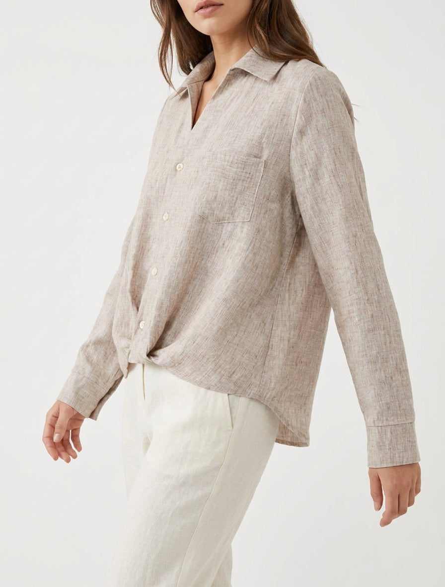 Ruime blouse met lange mouwen en opgestikte zak. - Beige