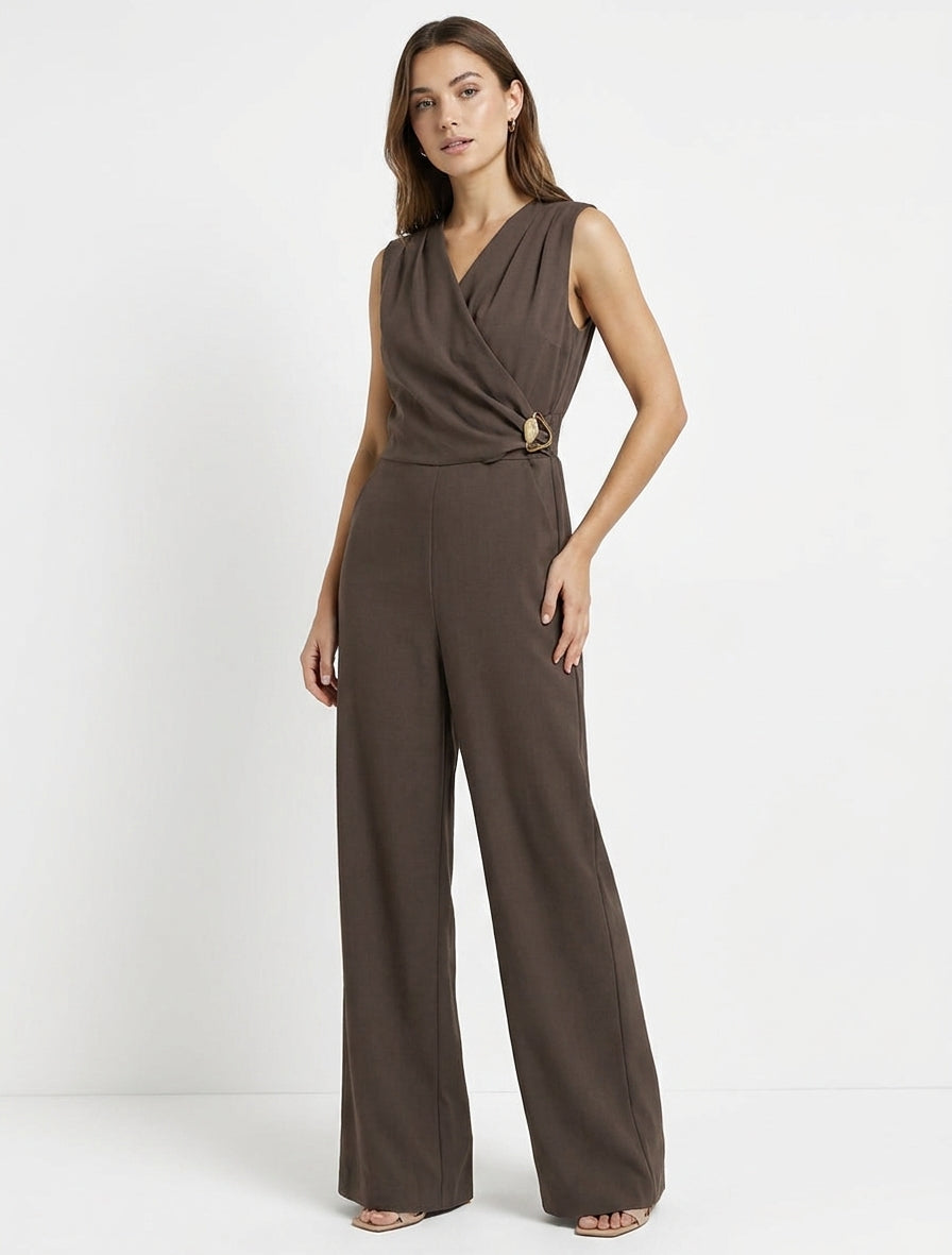 Ruime jumpsuit met overslagkraag, drapeereffect en sieraad. - Bruin
