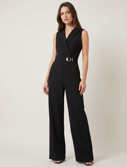 Rechte jumpsuit met overslagkraag en sieraad - Zwart