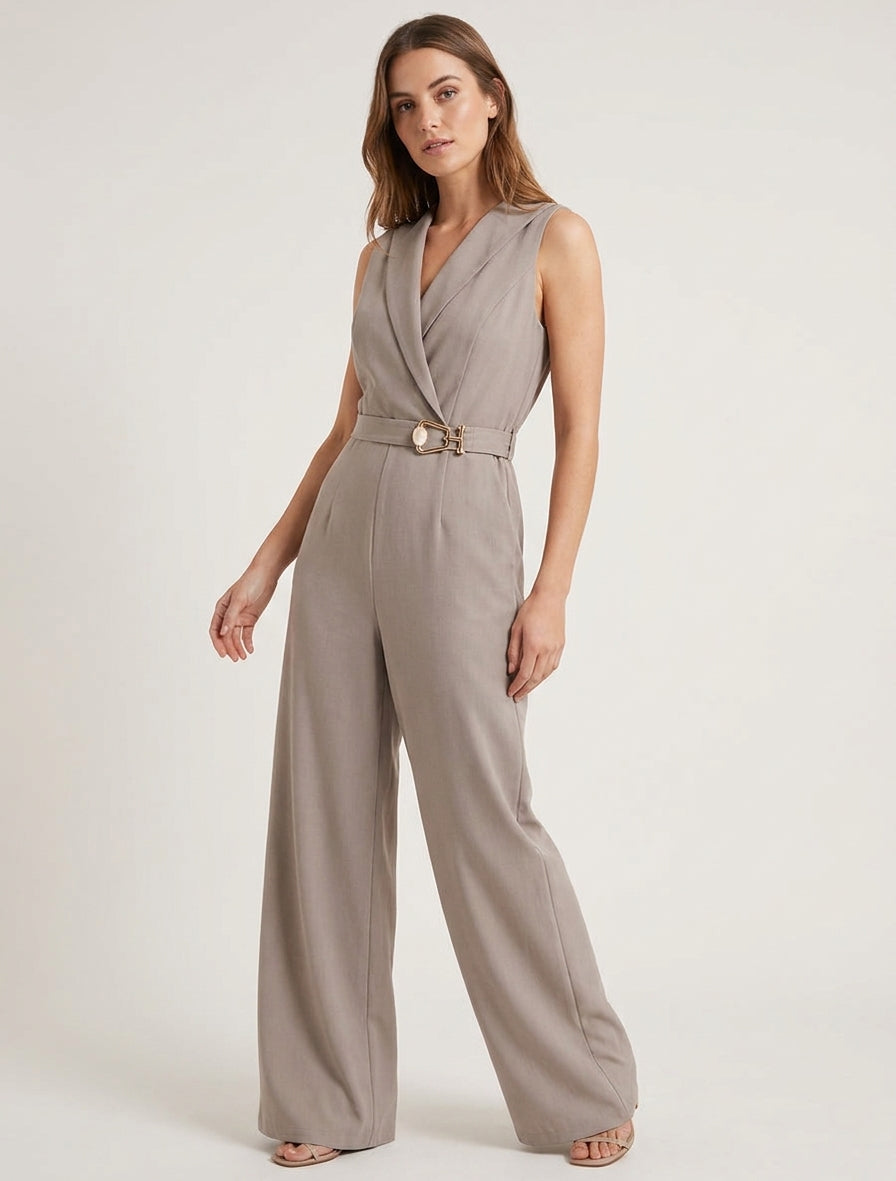 Rechte jumpsuit met overslagkraag en sieraad - Mol