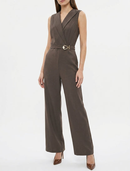 Rechte jumpsuit met overslagkraag en sieraad - Bruin