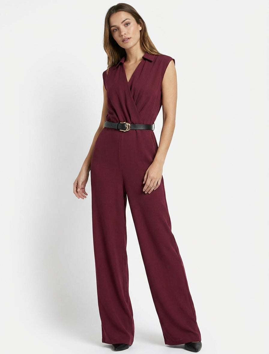 Mouwloze, wijde jumpsuit met overslagkraag - Wijnrood