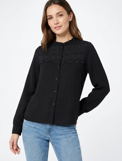 Blouse met opstaande kraag met ruches en kant. - Zwart