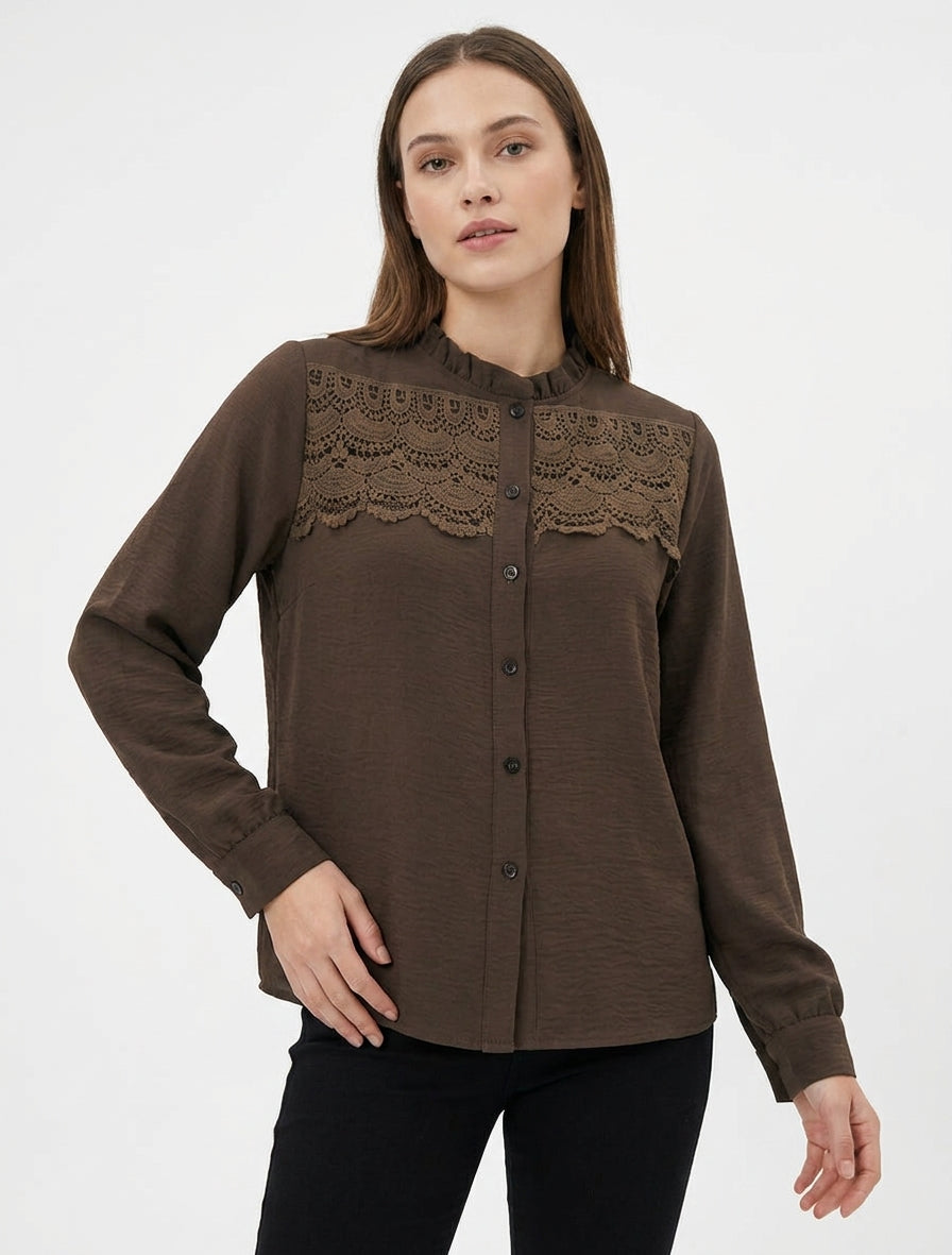 Blouse met opstaande kraag met ruches en kant. - Bruin