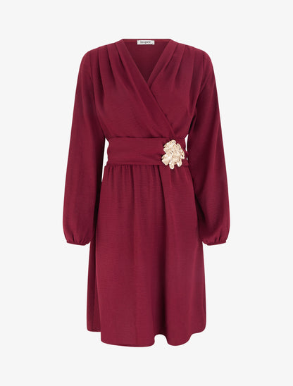 Robe à col cache-coeur et bijou martelé - Lie de vin - 1
