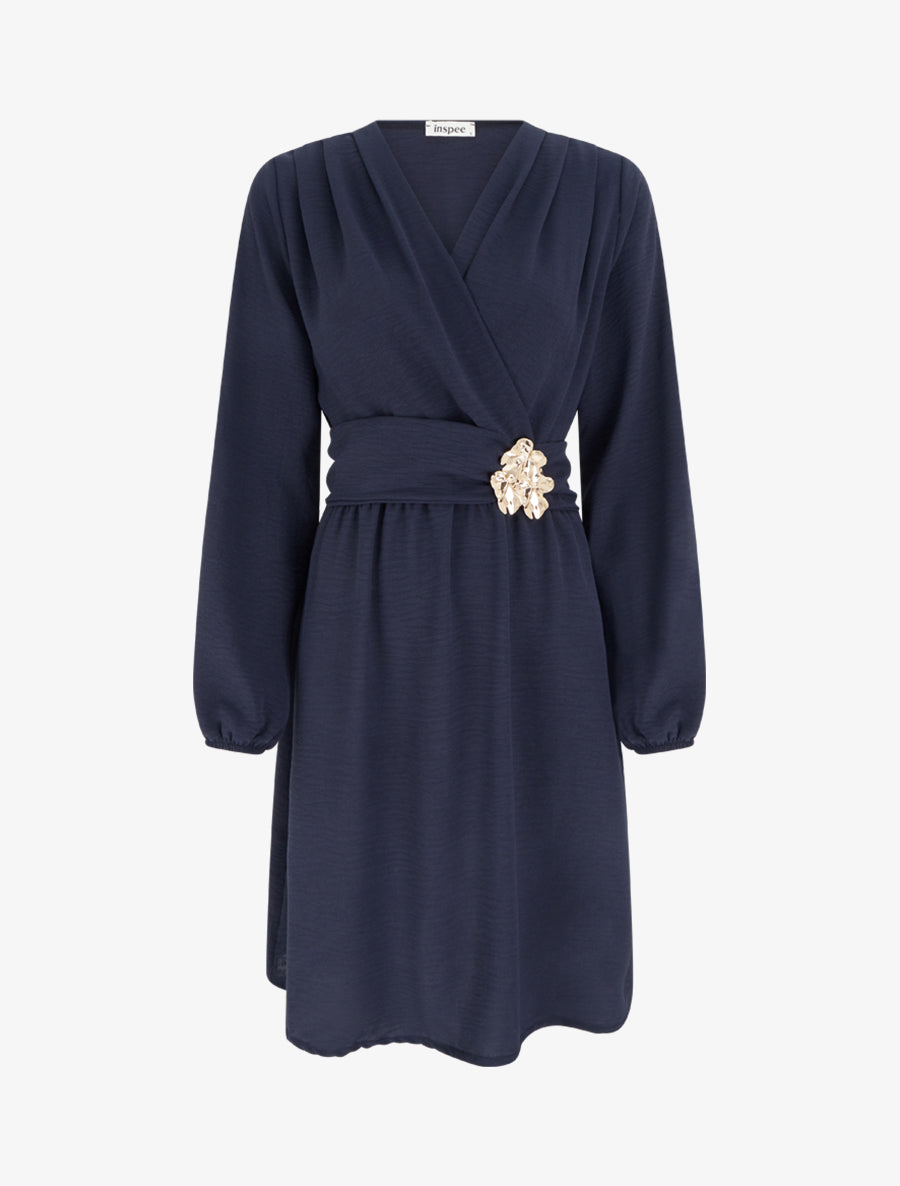 Robe à col cache-coeur et bijou martelé - Marine - 1