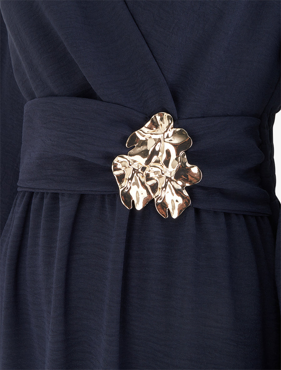 Robe à col cache-coeur et bijou martelé - Marine - 3