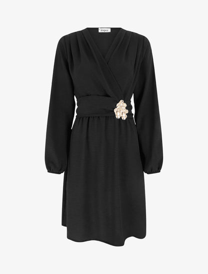 Robe à col cache-coeur et bijou martelé - Noir - 1