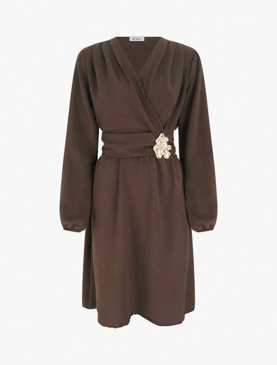 Robe à col cache-coeur et bijou martelé - Marron - 1