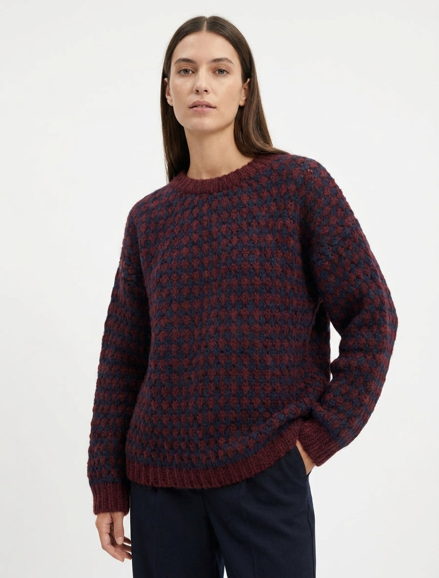 Ruime trui van mohairmix met schubbenpatroon. - Wijnrood