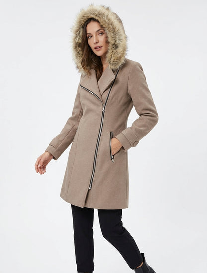 Lange jas met asymmetrische rits en bont op de capuchon - Beige