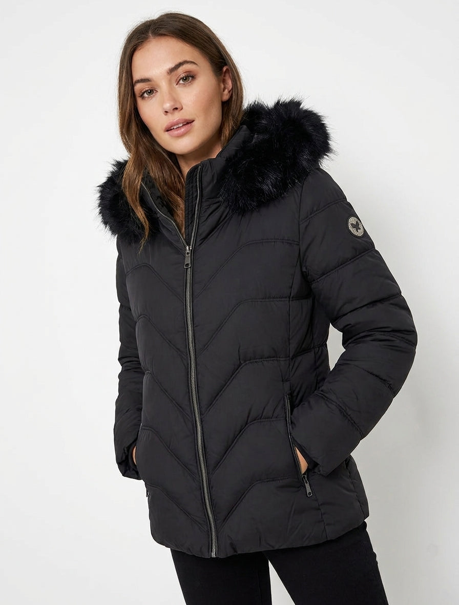 Gewatteerde jas met afneembare capuchon versierd met bont en strass patch. - Zwart