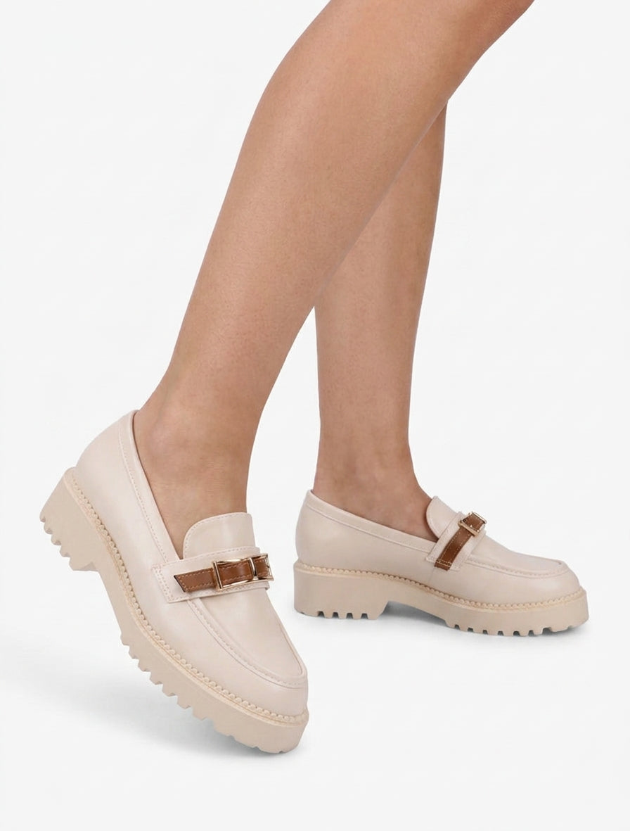 Loafers met gegroefde zool en metalen gesp - Beige