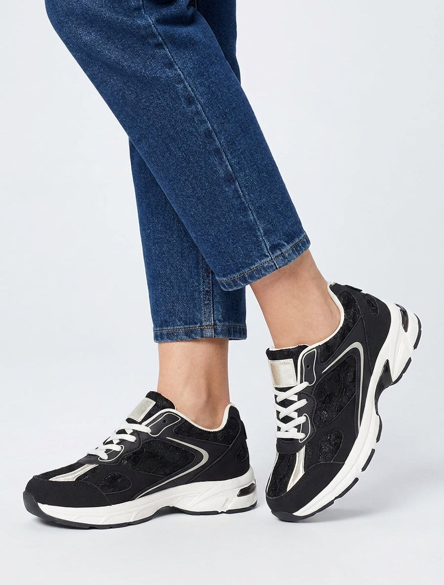 Sneakers van imitatieleer met kanten inzetstuk - Zwart