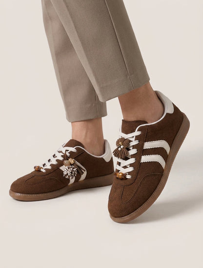 Suède sneakers met bedeltjes en parels - Bruin