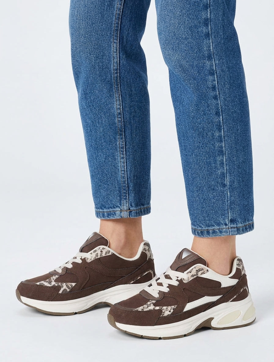 Suède sneakers met luipaard inzetstuk - Chocolade