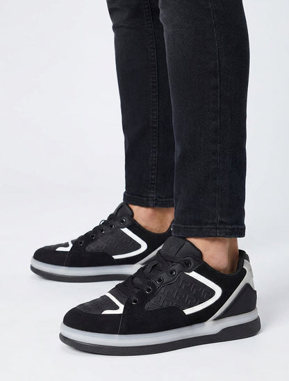 Suède sneakers en imitatie met reliëf Grieks motief - Zwart