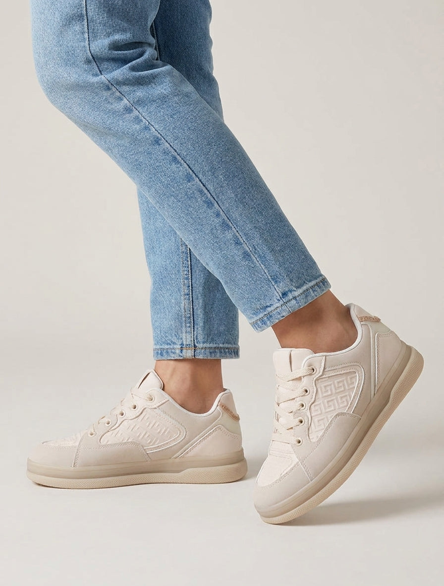 Suède sneakers en imitatie met reliëf Grieks motief - Beige