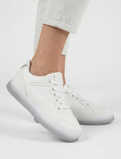 Suède sneakers en imitatie met reliëf Grieks motief - Wit