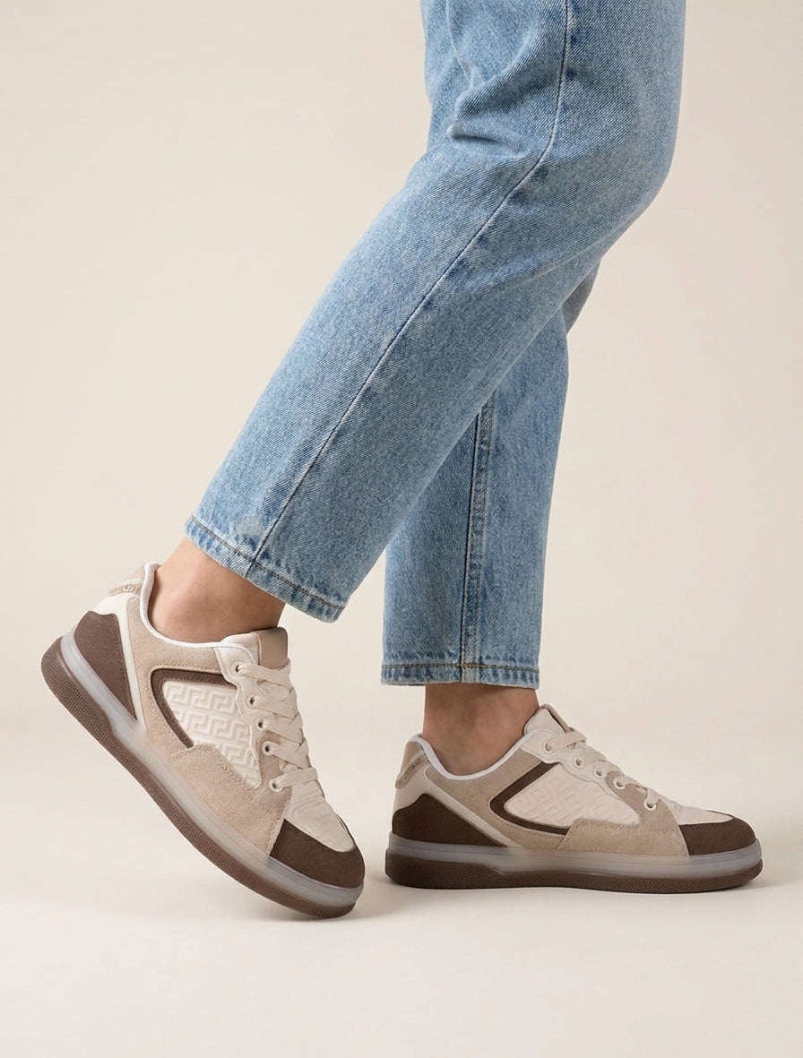Suède sneakers en imitatie met reliëf Grieks motief - Bruin