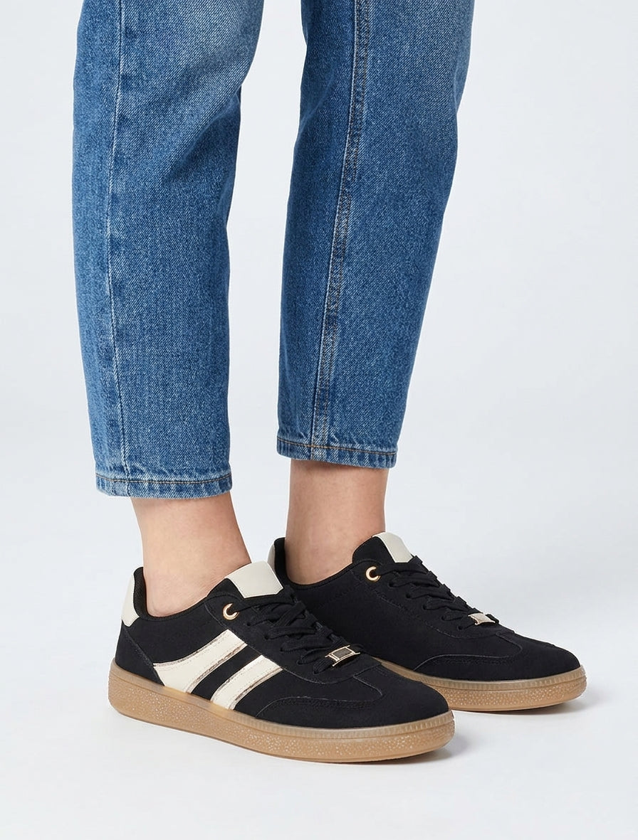 Suède sneakers met contrasterende strepen. - Zwart