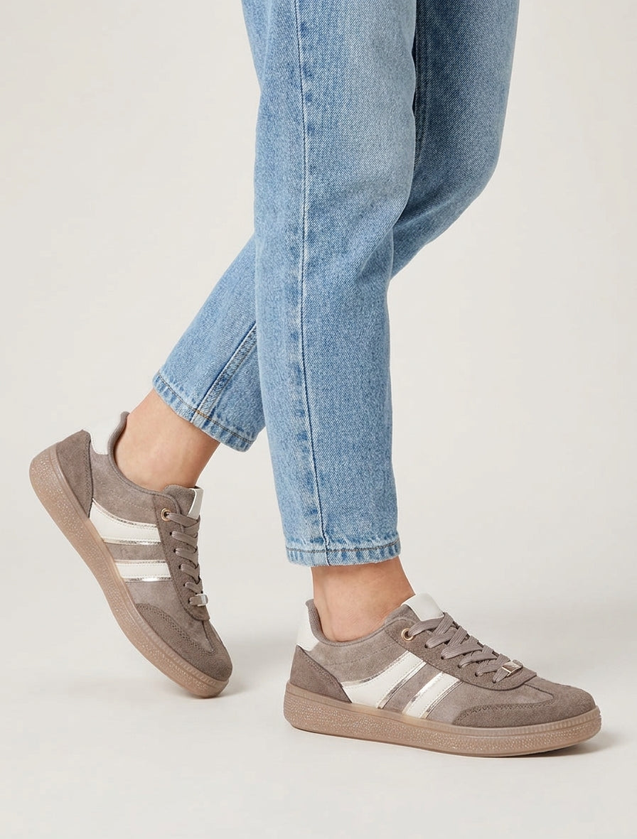 Suède sneakers met contrasterende strepen. - Mol