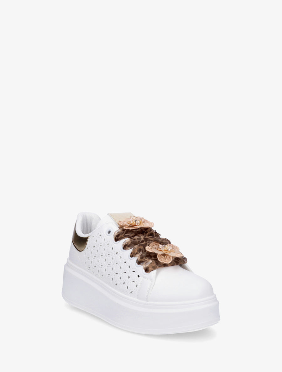 Sneakers à motif ajouré et contrefort nacré - Blanc - 2