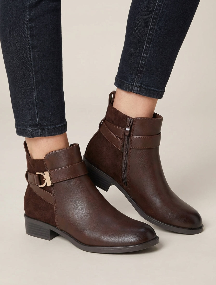 Enkellaarzen met twee soorten materialen en een metalen gesp. - Bruin