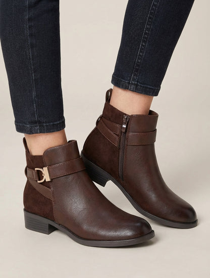 Enkellaarzen met twee soorten materialen en een metalen gesp. - Bruin