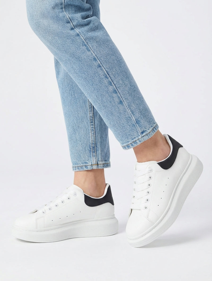 Sneakers met contrasterende hielversteviging - Wit/zwart