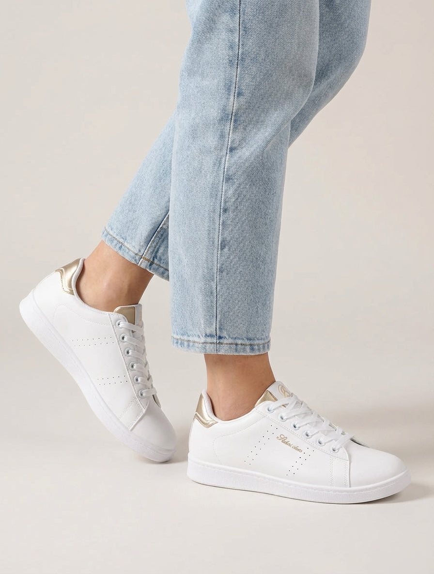 Sneakers van imitatieleer met geborduurde inscriptie - Goud