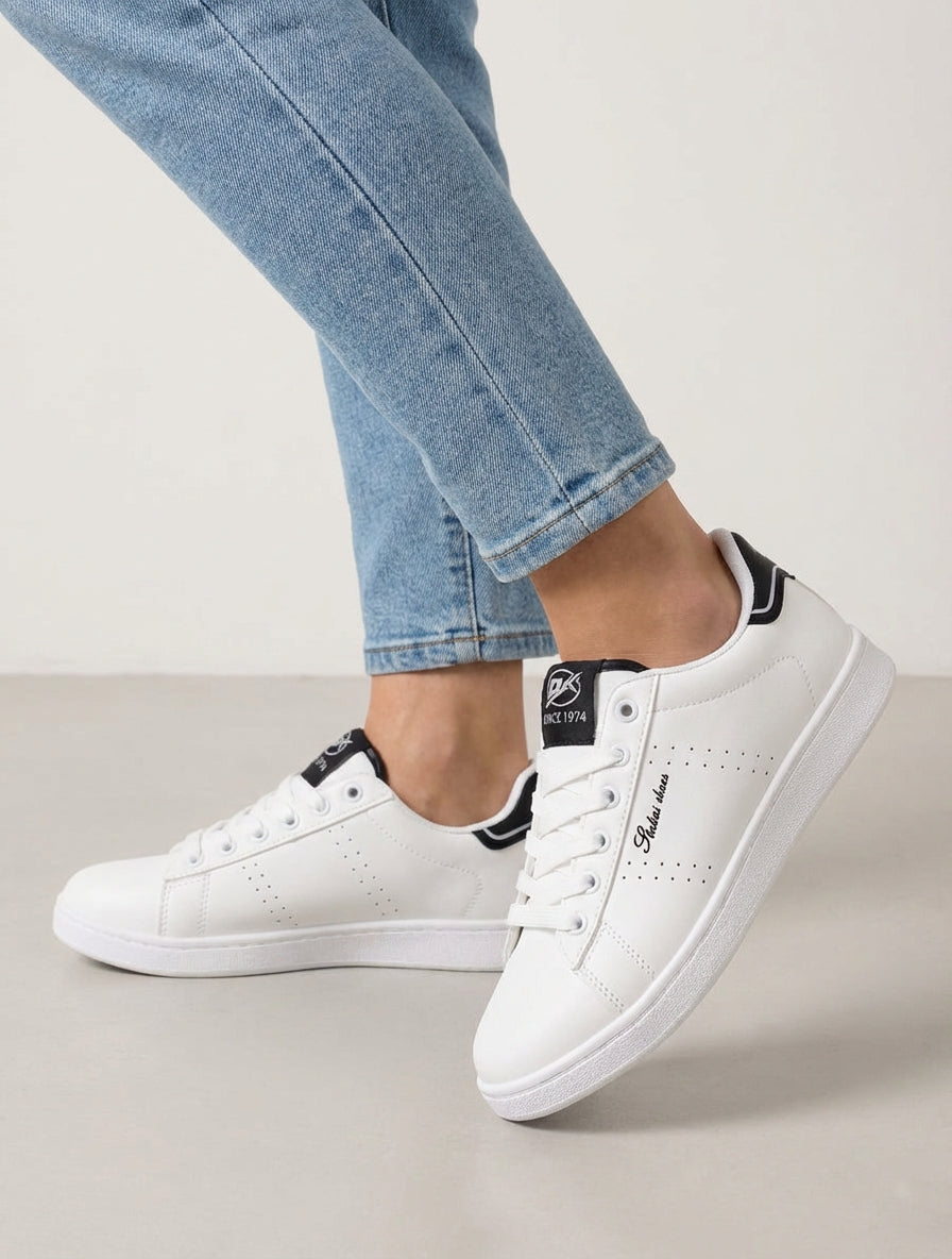 Sneakers van imitatieleer met geborduurde inscriptie - Wit/zwart