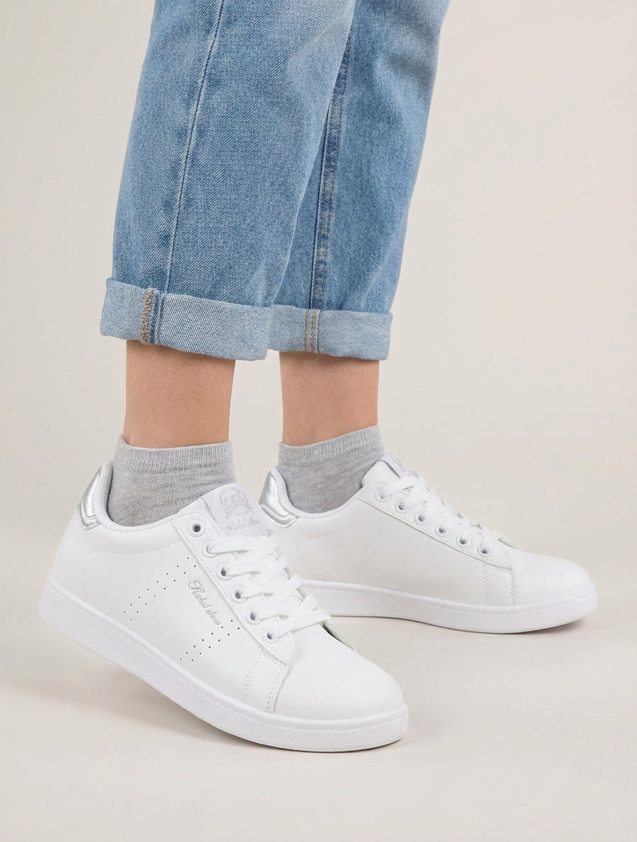 Sneakers van imitatieleer met geborduurde inscriptie - Geld