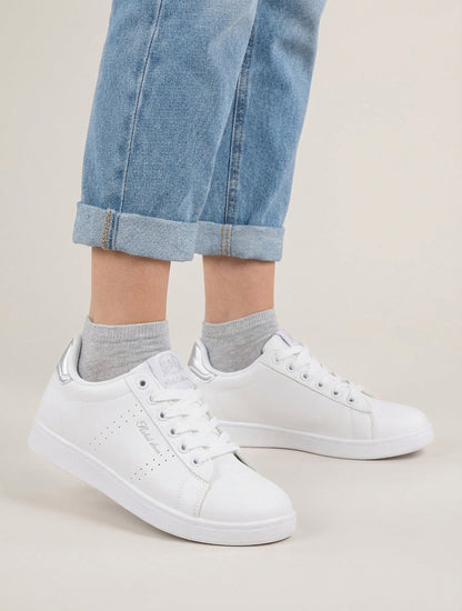 Sneakers van imitatieleer met geborduurde inscriptie - Geld