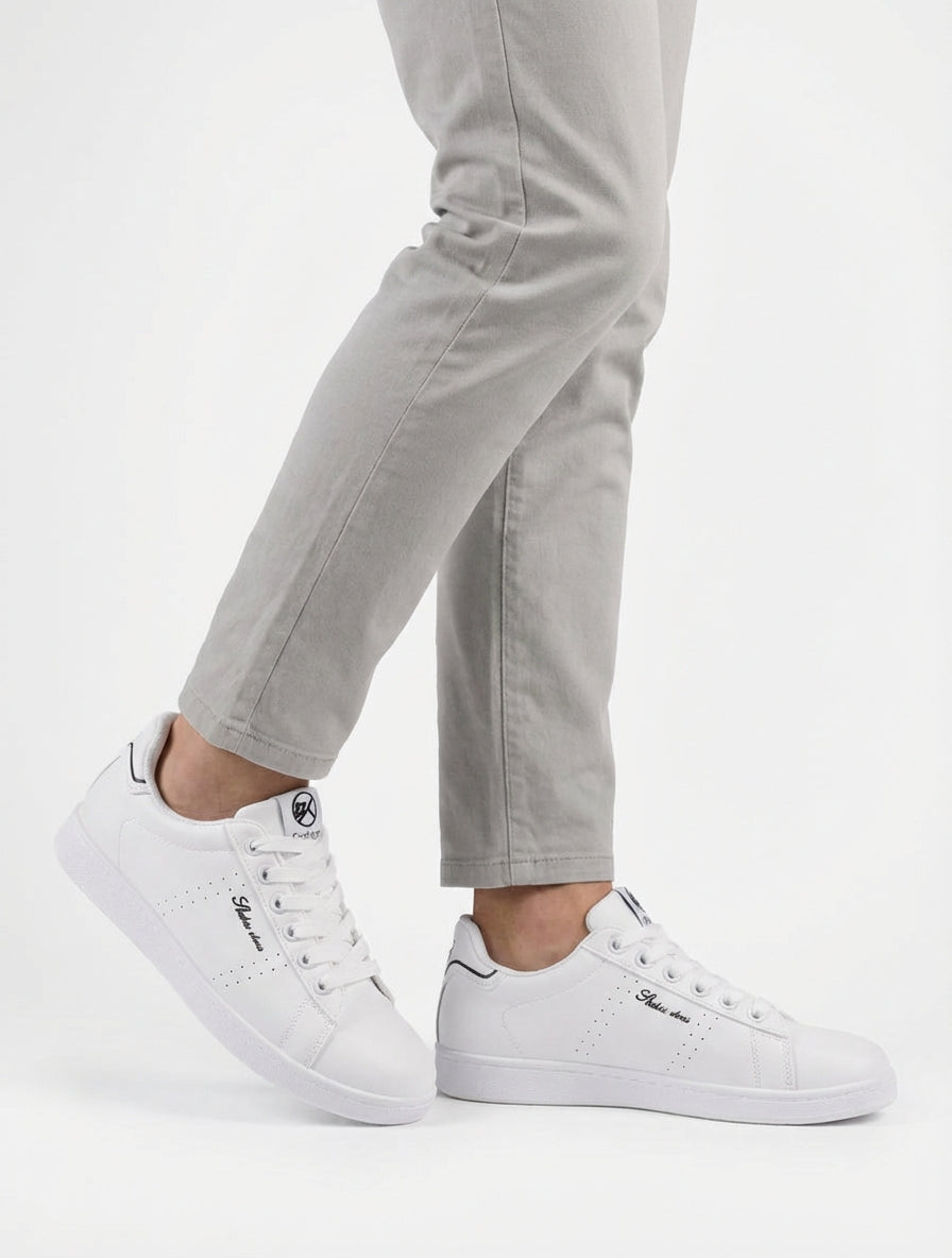 Sneakers van imitatieleer met geborduurde inscriptie - Wit