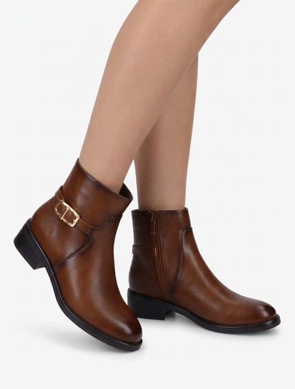 Enkelboots van imitatieleer met metalen gesp - Kameel
