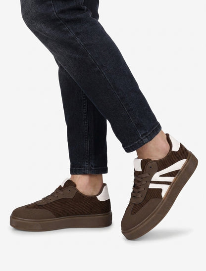 Sneakers met inzetstukken van stof en contrasterende banden. - Bruin