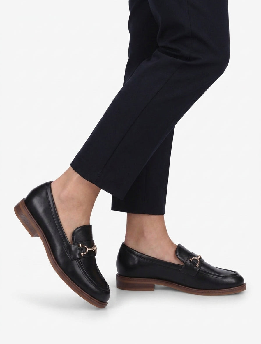 Schoenen van imitatieleer met metalen gesp. - Zwart