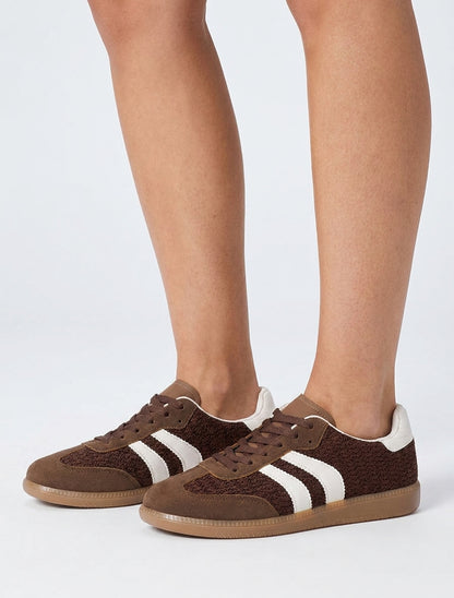 Meshsneakers met contrasterende strepen - Bruin