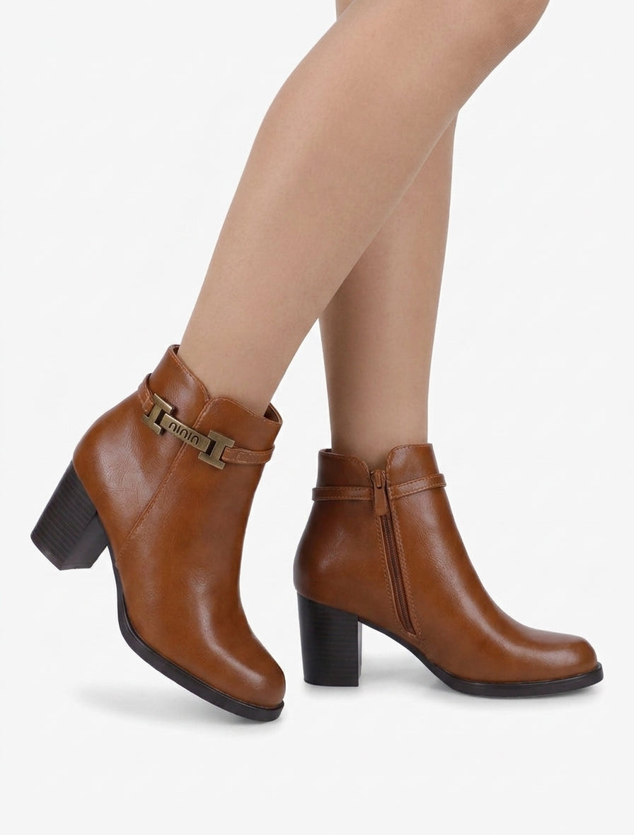 Enkelboots van imitatieleer met decoratieve riem - Kameel