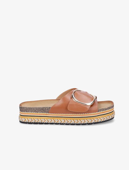 Claquettes à boucle et semelle stylisée - Camel - 5